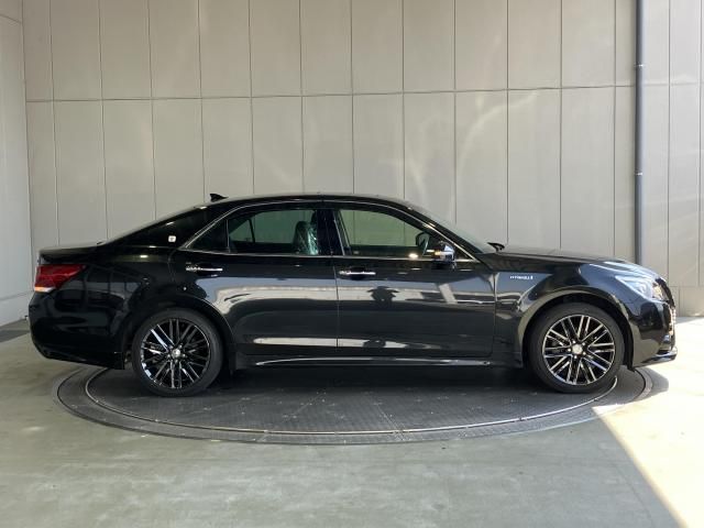 CROWN sedan hybrid 4WD