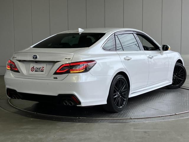 CROWN sedan hybrid