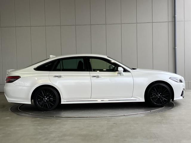 CROWN sedan hybrid