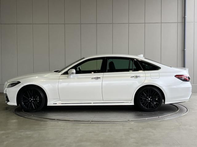 CROWN sedan hybrid