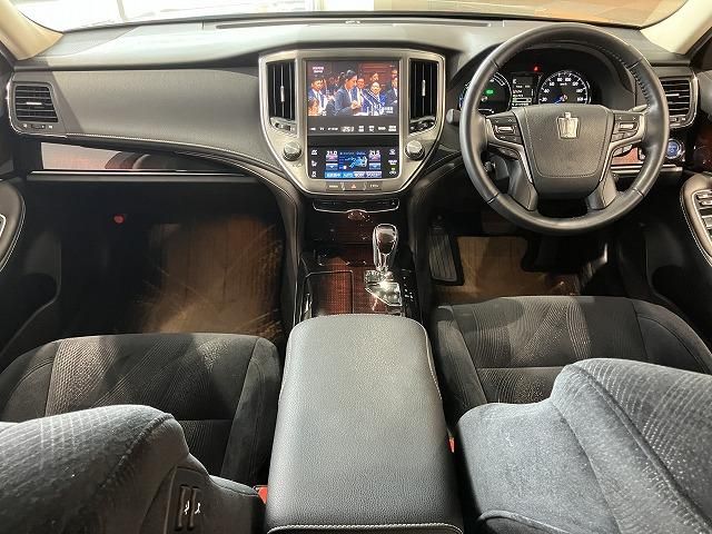 CROWN sedan hybrid