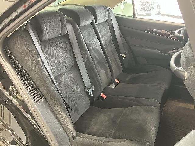 CROWN sedan hybrid