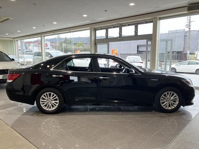 CROWN sedan hybrid