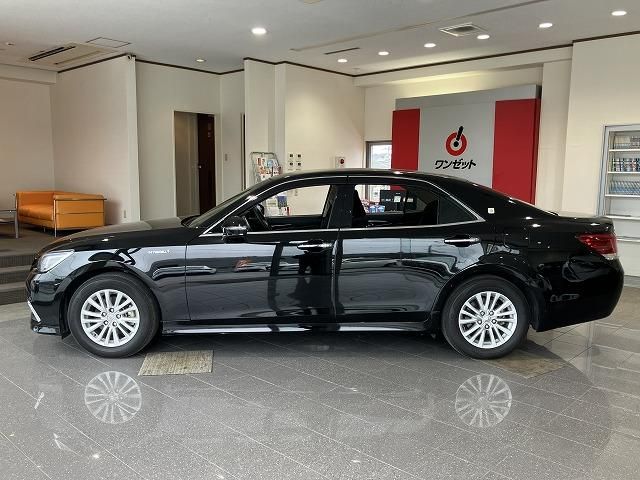 CROWN sedan hybrid