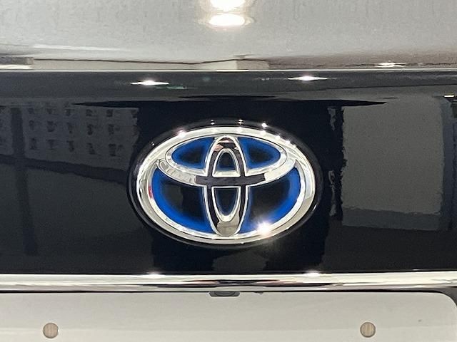 CROWN sedan hybrid