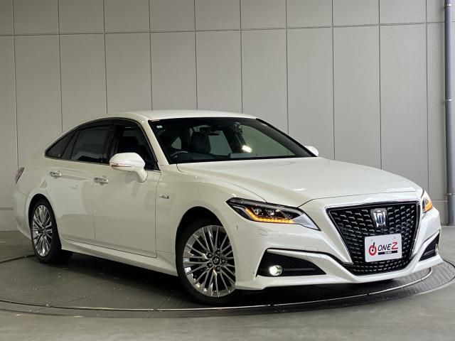 CROWN sedan hybrid