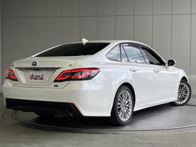 CROWN sedan hybrid