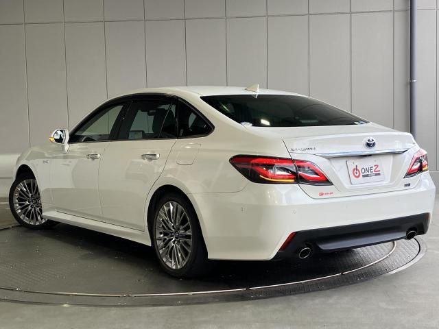 CROWN sedan hybrid