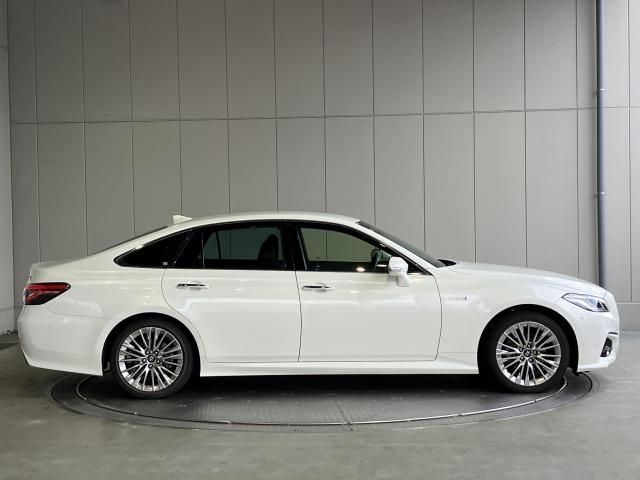 CROWN sedan hybrid