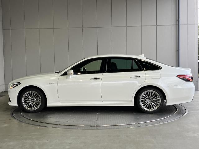 CROWN sedan hybrid