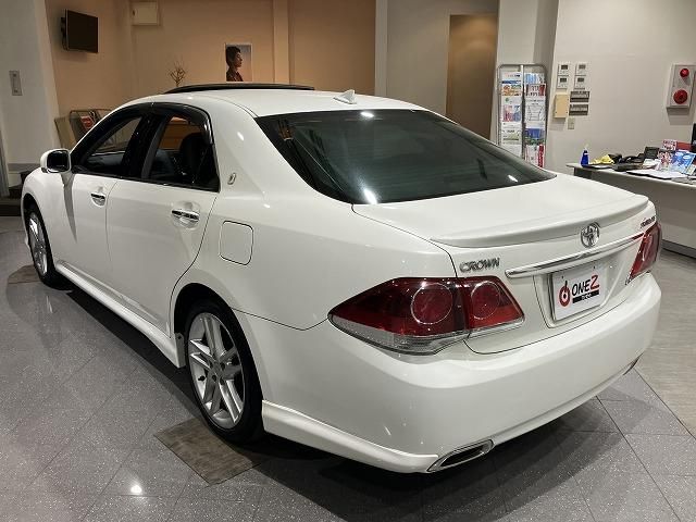 CROWN sedan