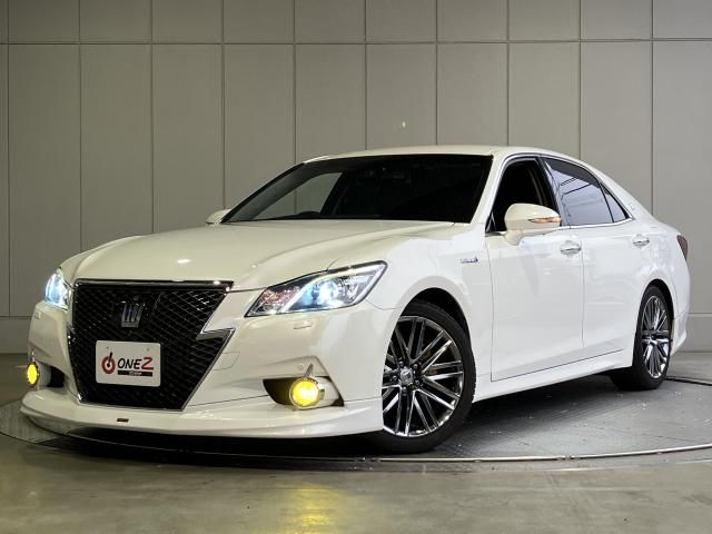 CROWN sedan hybrid