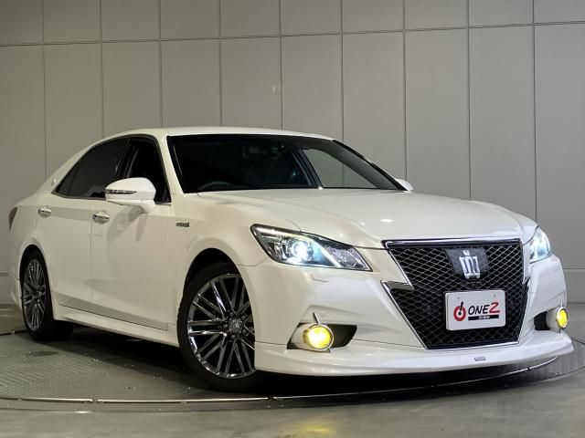 CROWN sedan hybrid