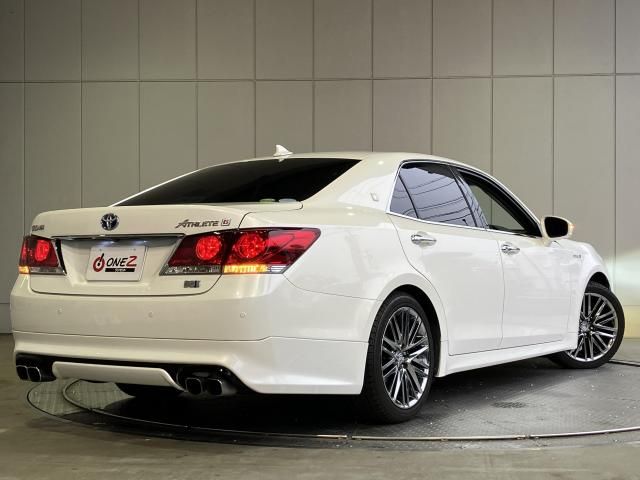 CROWN sedan hybrid