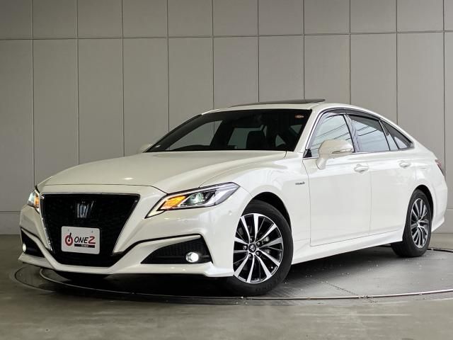 CROWN sedan hybrid