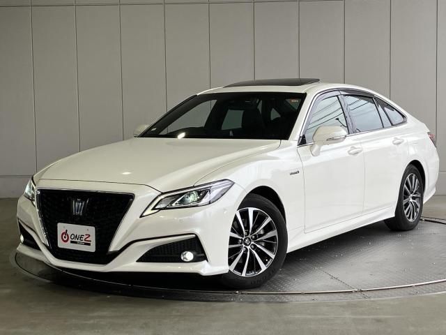 CROWN sedan hybrid