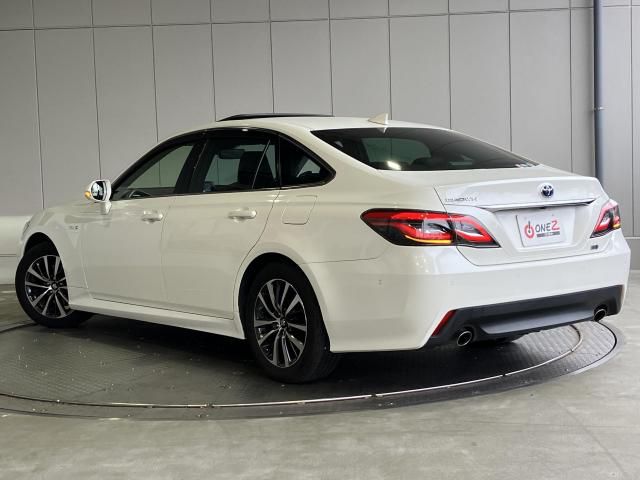 CROWN sedan hybrid