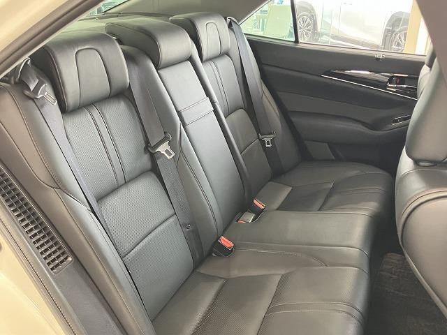 CROWN sedan hybrid