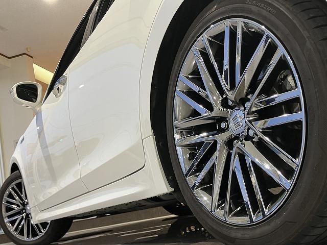 CROWN sedan hybrid