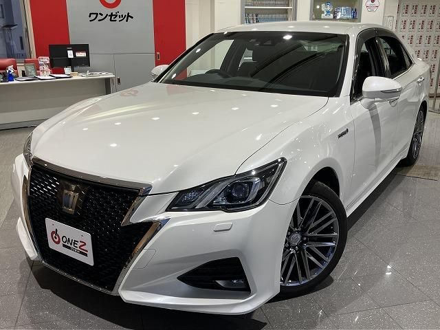 CROWN sedan hybrid