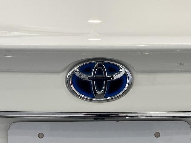 CROWN sedan hybrid