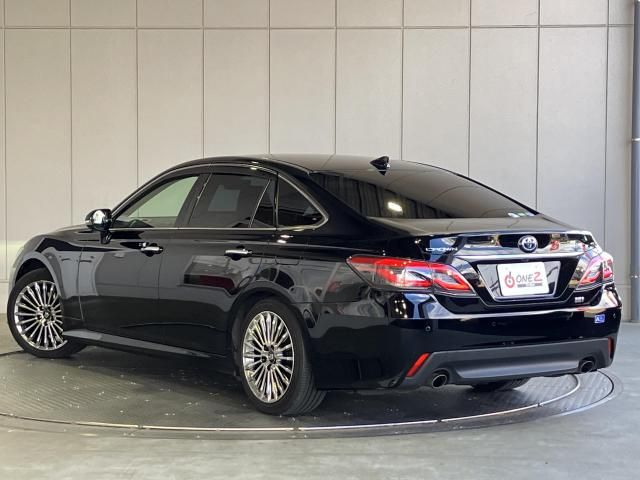 CROWN sedan hybrid