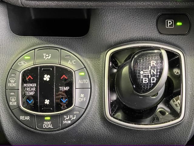 VOXY HYBRID