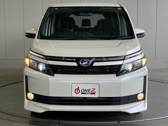 VOXY HYBRID