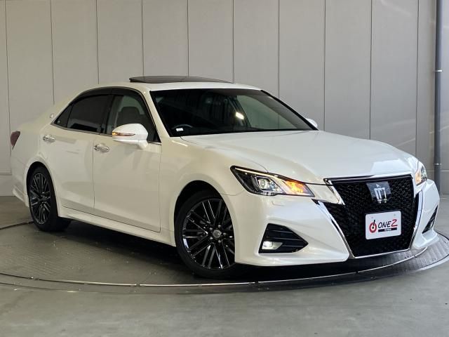CROWN sedan