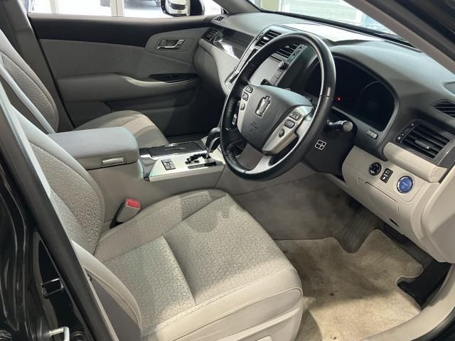 CROWN sedan hybrid