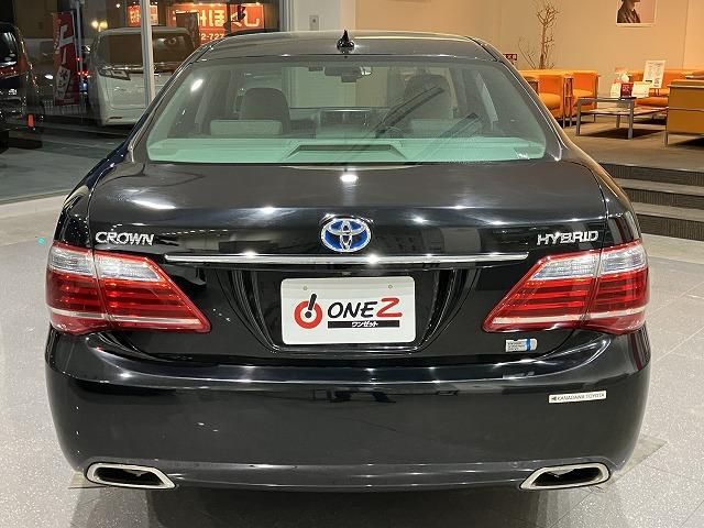 CROWN sedan hybrid