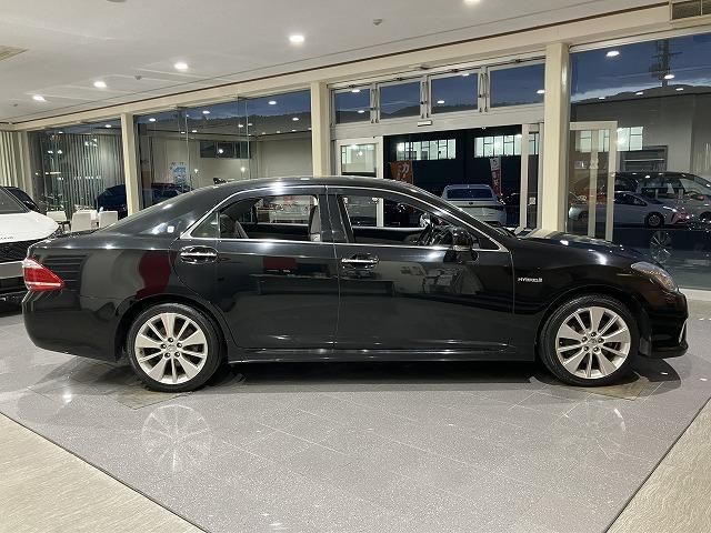 CROWN sedan hybrid