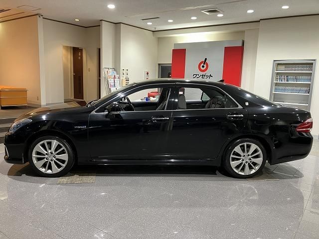 CROWN sedan hybrid