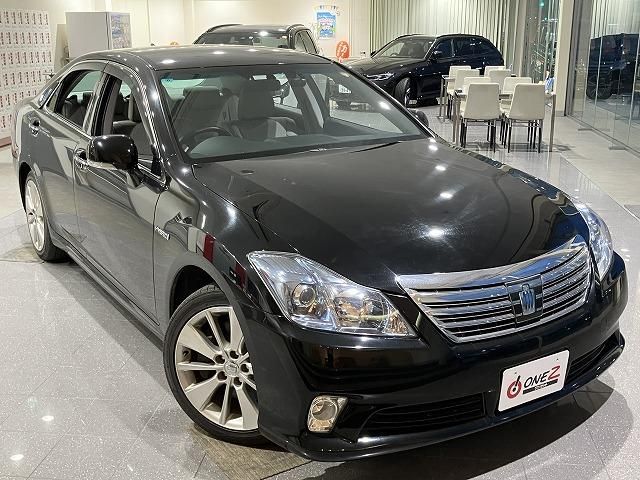 CROWN sedan hybrid