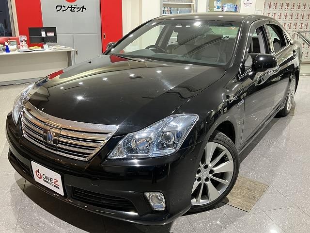 CROWN sedan hybrid