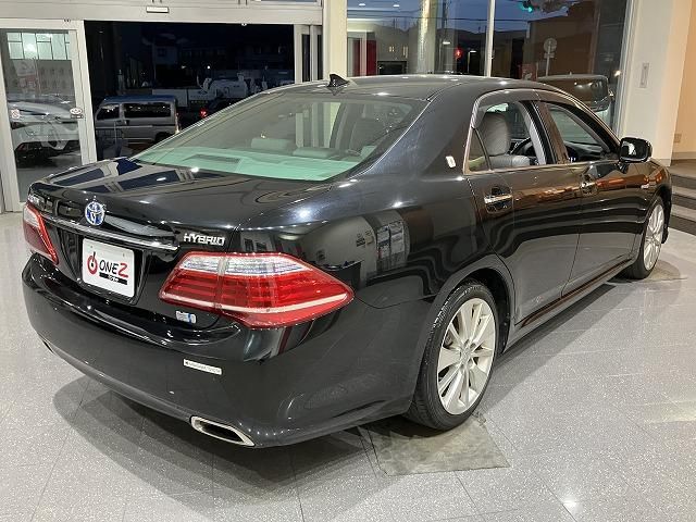 CROWN sedan hybrid