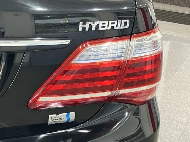 CROWN sedan hybrid