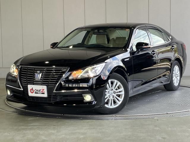 CROWN sedan hybrid