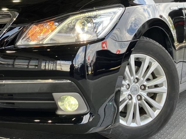 CROWN sedan hybrid