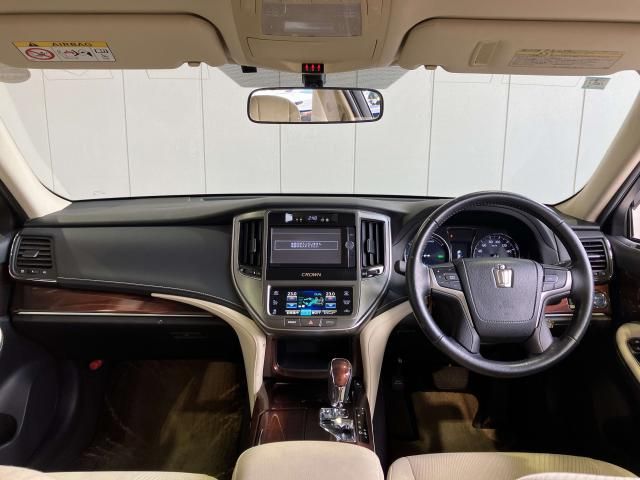 CROWN sedan hybrid