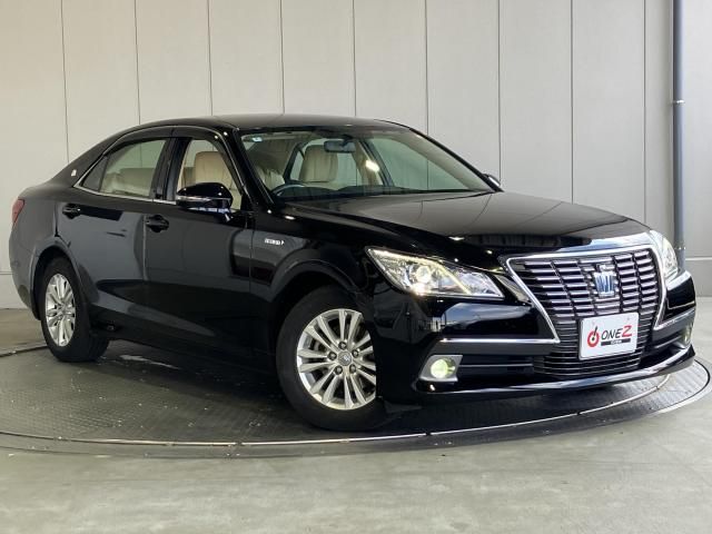 CROWN sedan hybrid