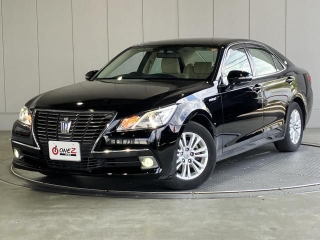 CROWN sedan hybrid