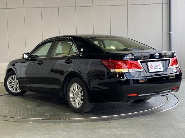 CROWN sedan hybrid