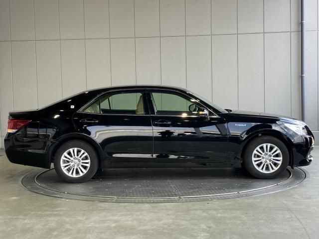 CROWN sedan hybrid