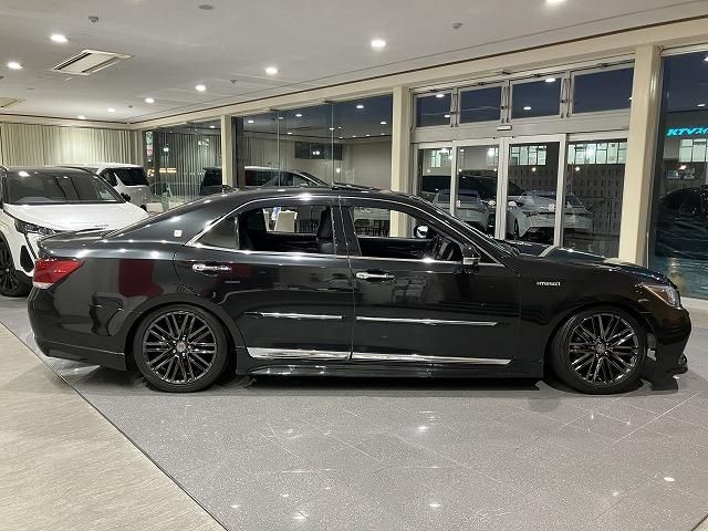 CROWN sedan hybrid