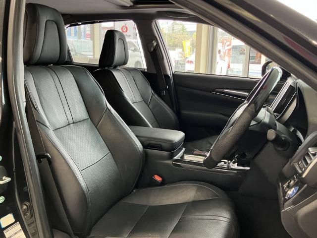 CROWN sedan hybrid