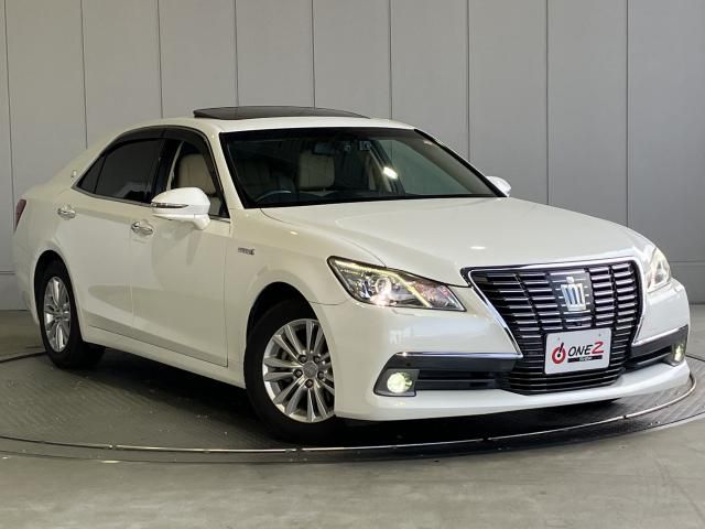 CROWN sedan hybrid