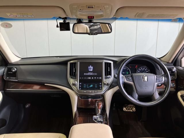 CROWN sedan hybrid