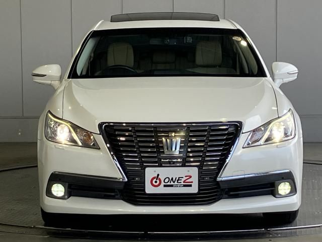 CROWN sedan hybrid