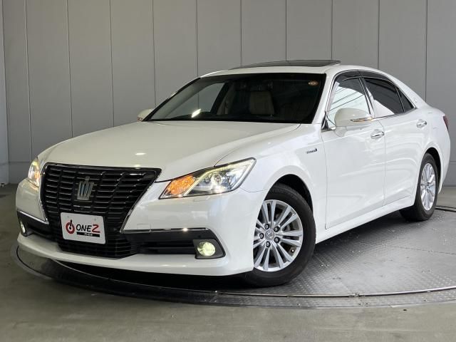 CROWN sedan hybrid